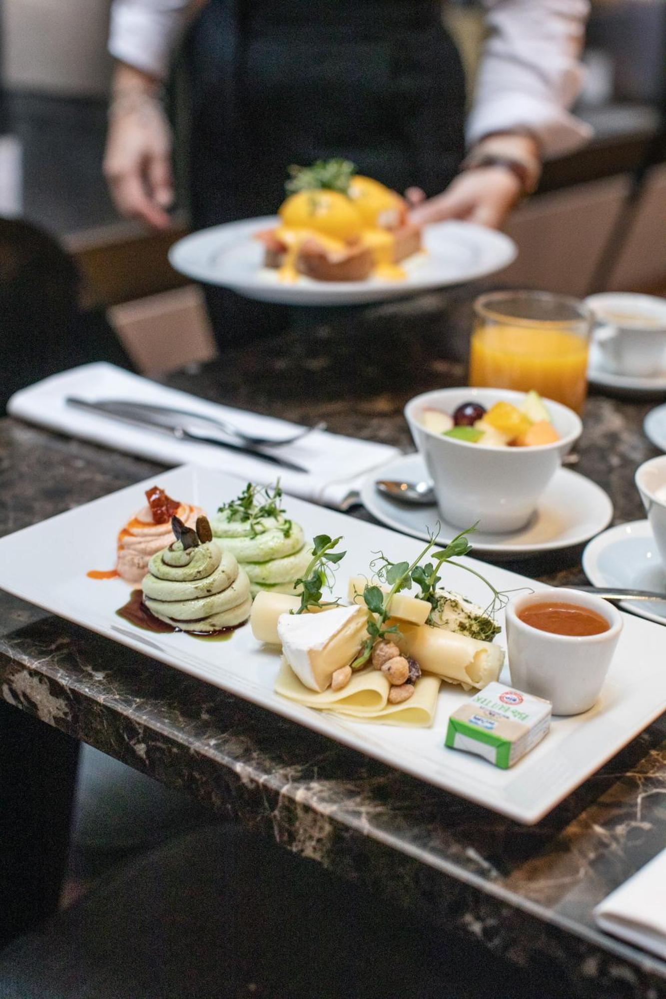 เดอะเกสต์เฮาส์ เวียนนา ภายนอก รูปภาพ A selection of cheese and fruit